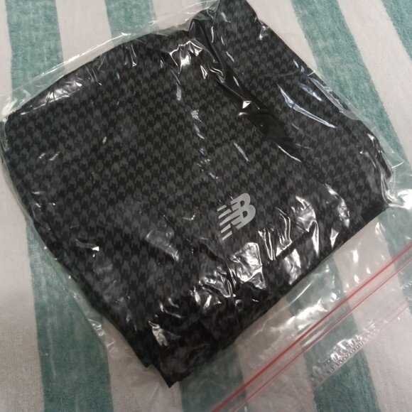 NWOT NEW BALANCE "DRY" BLACK STAR PATTERN SHORTS WITH 3 POCKETS, SIZE "L" - Picture 13 of 13